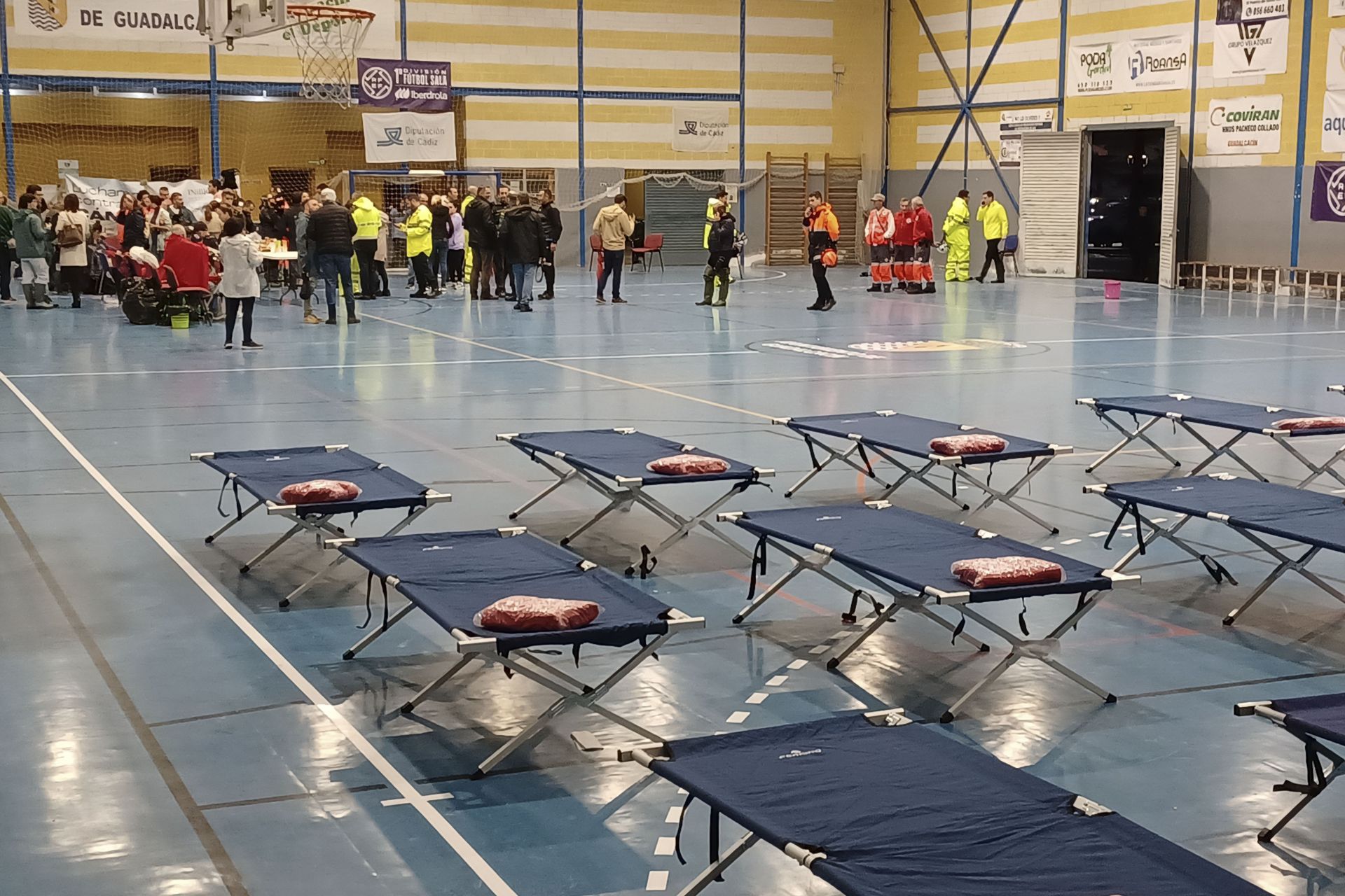 Diferentes habitantes de la pedanía de Guadalcacín han tenido que desplazarse temporalmente al polideportivo local