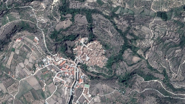 Imagen antes - Casco antiguo de Letur (Albacete) después de las inundaciones donde se puede observar el barranco circundante desde donde provino la inundación que afectó a su casco urbano.