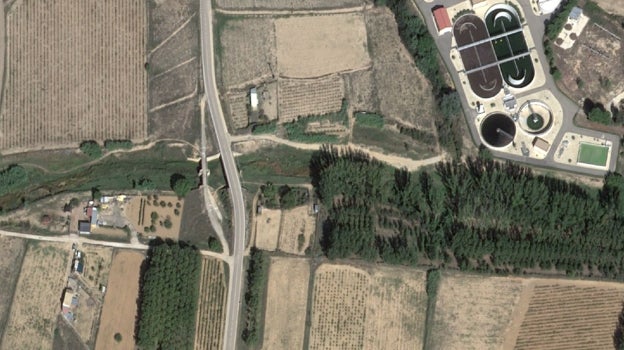 Imagen antes - Puente de la CV-431 cruzando el Río Magro, al sur de la localidad de Requena, después de las inundaciones. Se observa que la infraestructura está totalmente destruida, junto a un puente antiguo. La carretera está cortada a ambos lados.