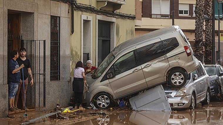 Vehículos arrastrados por al corriente se amontonan en la capital valenciana