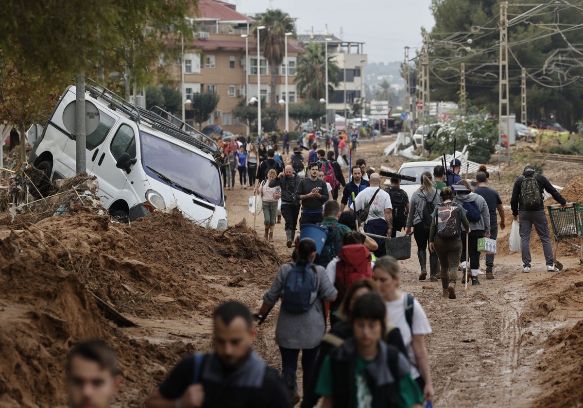 Vecinos de Paiporta en una zona afectada por las inundaciones causadas por la dana, este viernes