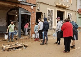 El reverso de la solidaridad tras la tragedia: falsos voluntarios de Cruz Roja piden dinero por las casas en Valencia