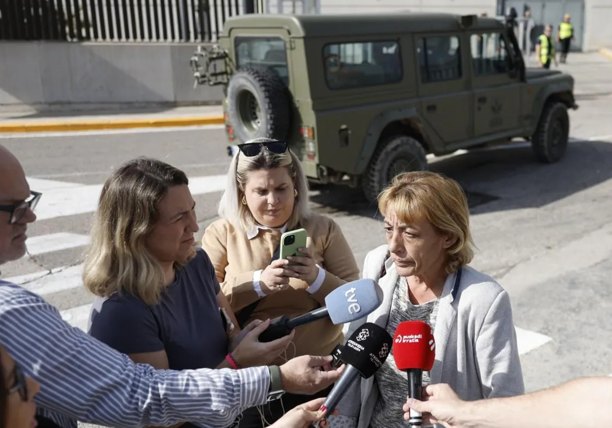 Una vecina de Alaquàs que busca a su hermano desaparecido, atiende a los medios a las puertas de la morgue improvisada que ha sido instalada en la Feria de Valencia, este viernes