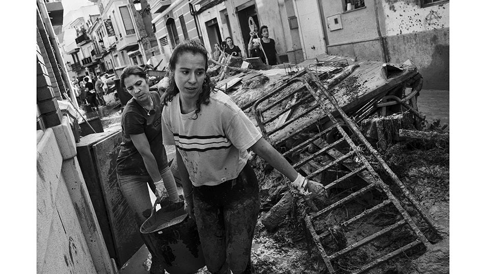 Habitantes de la localidad de Paiporta limpian como pueden las calles de la localidad tras haber sido arrasado por el paso de la DANA