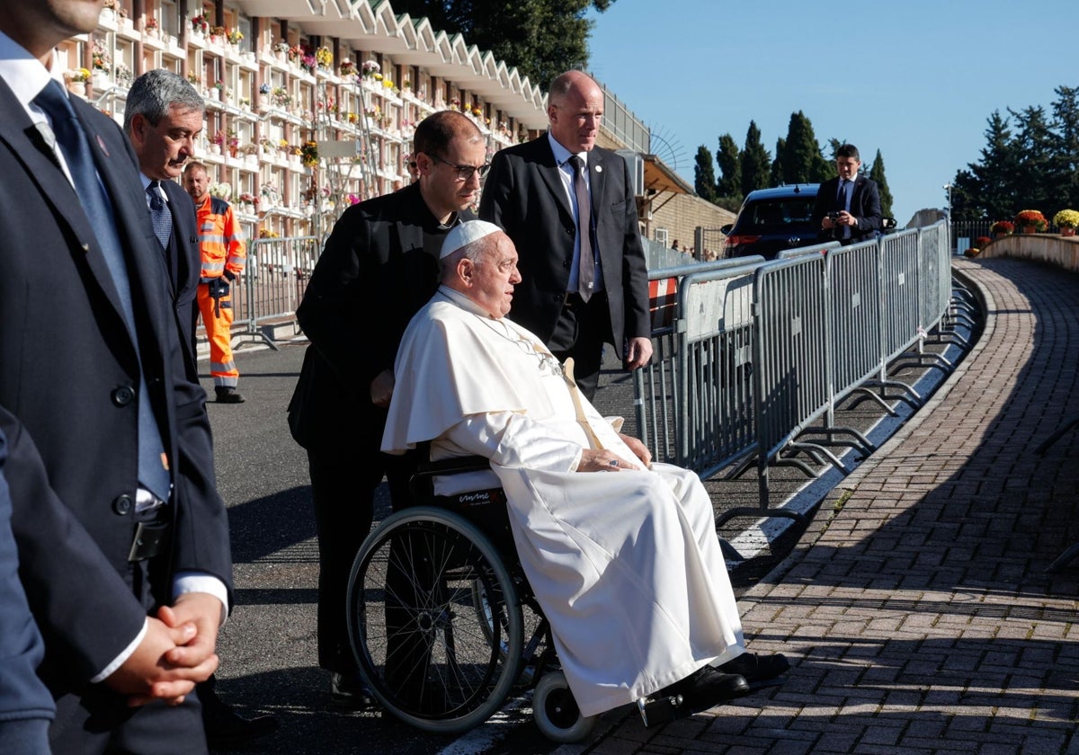 El Papa Francisco llega al cementerio Laurentino para presidir una Santa Misa en conmemoración de todos los fieles difuntos en Roma