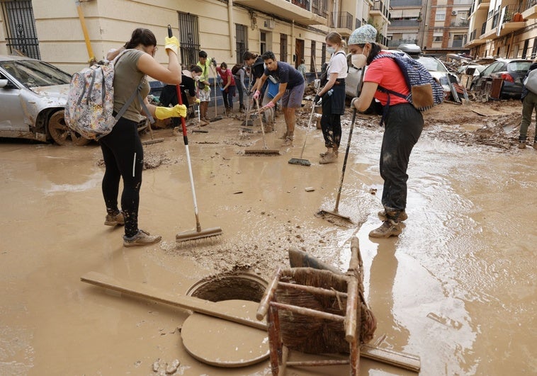 voluntarios-mascarillas-RtX2oWtJytsLinmKjNYHk3H-758x531@diario_abc.jpg