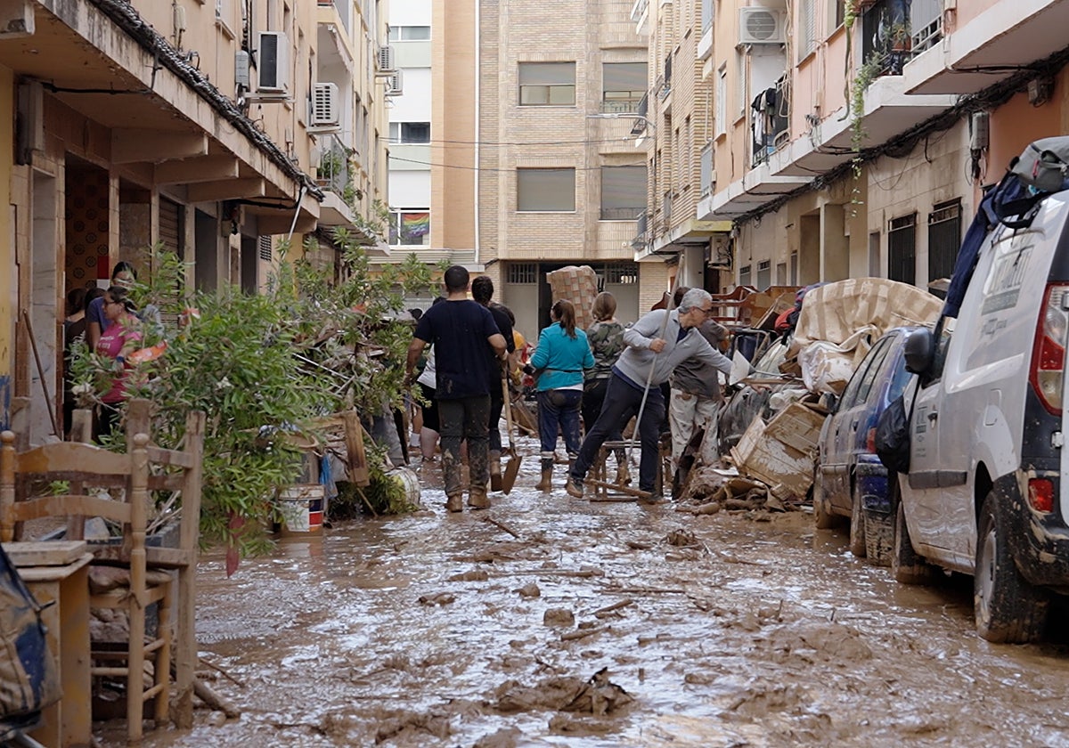 La tarde que nunca se olvidará en Catarroja, el último pueblo al que ha llegado la ayuda: «Pensé que no volvería a ver a mis padres»