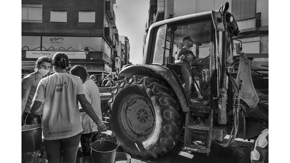 Un voluntario conduce su propio tractor de ayuda en las tareas de desescombro de Paiporta