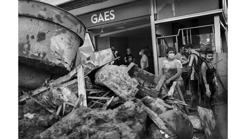 Dos voluntarias, durante las labores de limpieza y desescombro en Paiporta. La localidad quedó destruida por el paso de la DANA