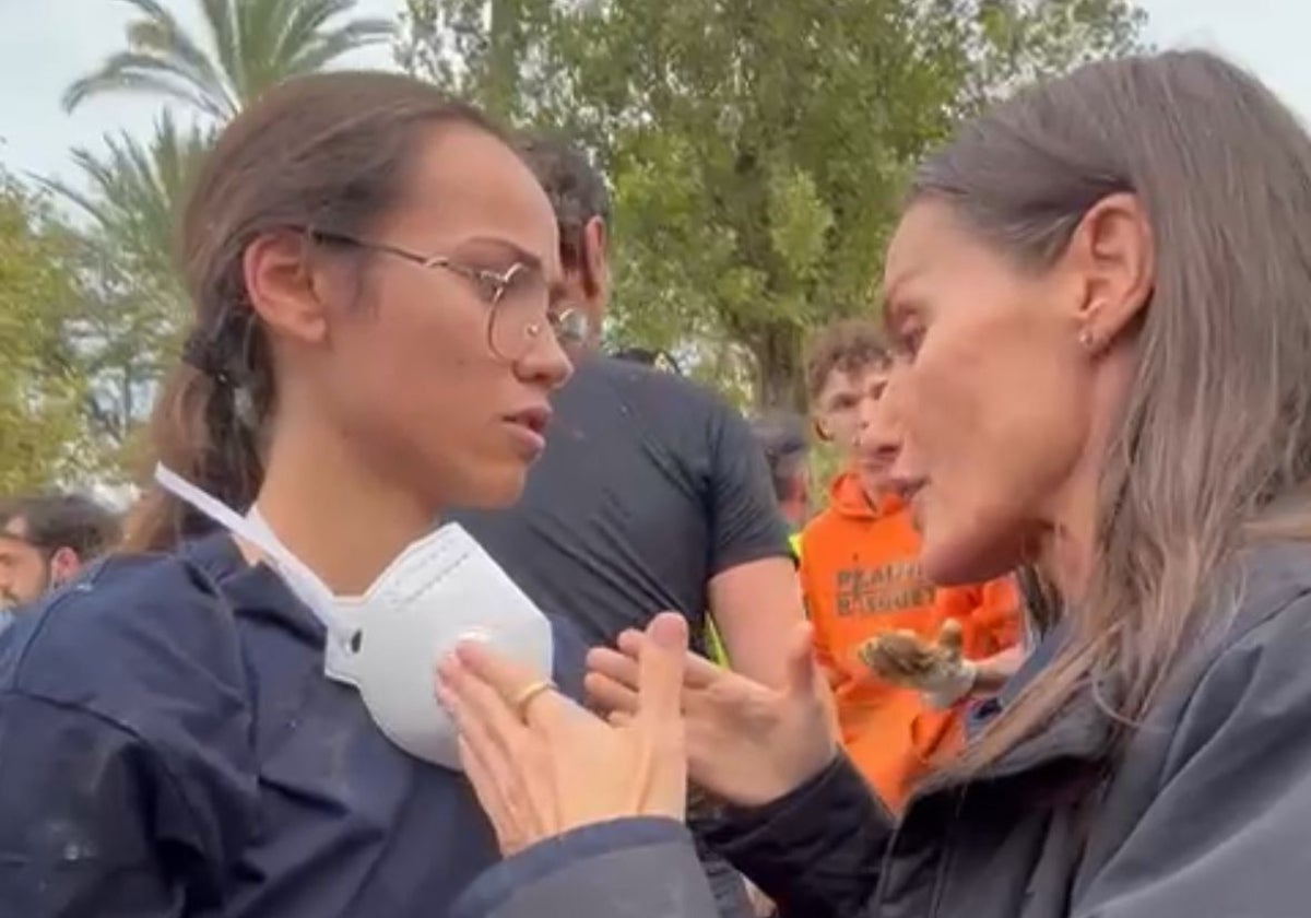 La Reina conversa en Paiporta con Nerea Sarrión