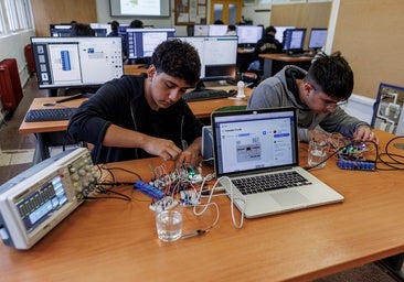 El 'boom' de la FP en universidades y empresas deja a los centros clásicos en peligro de extinción