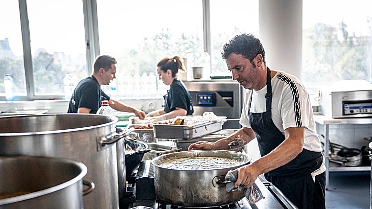 El chef Rafa Soler, en las cocinas de World Central Kitchen