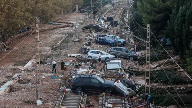 Before image - The train tracks passing through the town of Alfafar before and after the cleaning work.