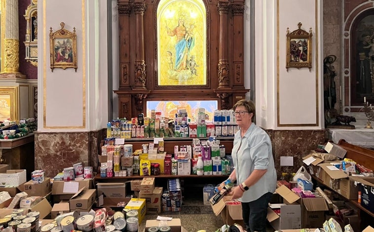 Imagen principal - Misa entre ayuda humanitaria en la zona cero: «Hay vida después de la DANA»