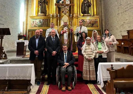 Secondary image 1 - In the photo above four ex-religious women with the sweets, to the right of the image the two ex-nuns who have left the monastery, below Sister Paz and above Sister Adriana. Below Bishop Da Silva in the Belorado chapel with a group of faithful. In the last image, a moment of the blessing of the faithful. 