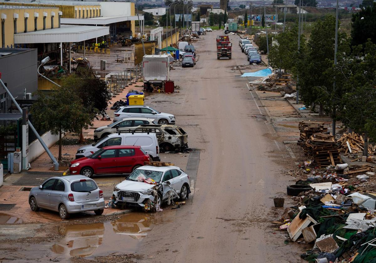 Vehículos en las inmediaciones del centro comercial Bonaire