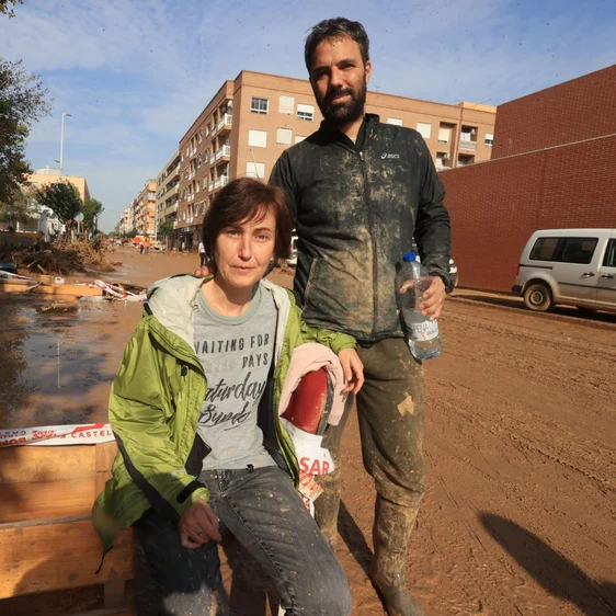 Chiara y su marido, Francisco, en una calle de Catarroja