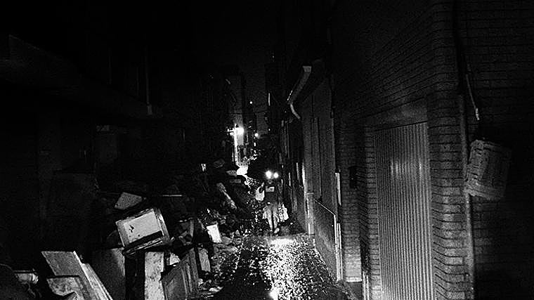 Paiporta, Valencia - 5 Noviembre 2024: Un grupo de vecinos de Paiporta camina en la oscuridad de las calles de Paiporta totalmente devastadas por el paso de la Dana.