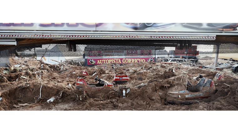 Paiporta, Valencia - 5 de Noviembre del 2024: Los restos de una atracción de coches de una feria ambulante reposan en un cementerio de lodo en el municipio de Paiporta.