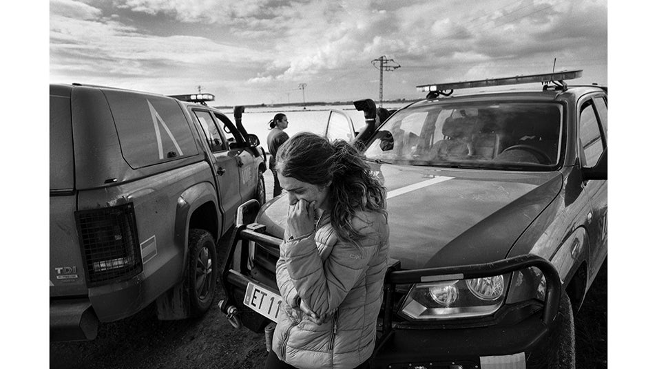 Petruta Sandu (centro) y su hermana Alice Andreea Sandu (izquierda) lloran angustiadas mientras que el operativo de la UME realiza labores de búsqueda de sus padres desaparecidos