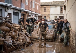 Un pabellón improvisado de cien policías voluntarios y con lo puesto