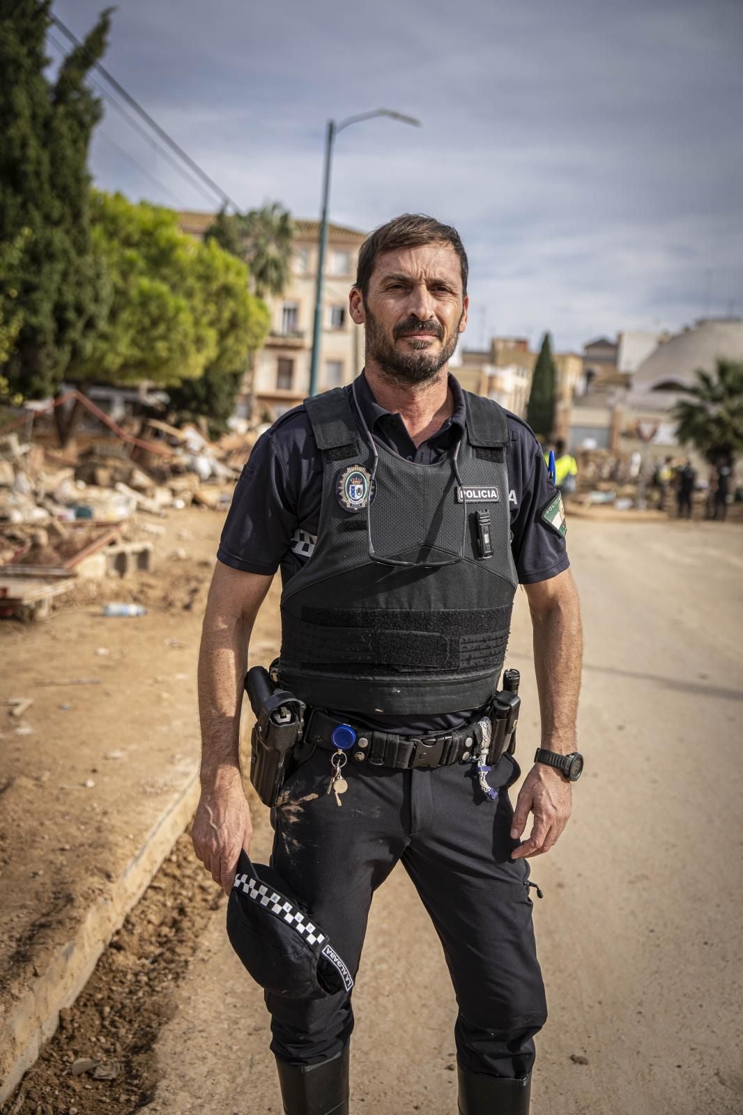 Enrique Barba. Policía local de la Algaba (Sevilla). 50 años. En cuanto empezó a disfrutar de sus días libres, el jueves, decidió junto a un grupo de compañeros de la Polícia Local de La Algaba venir a ayudar. Volverá hoy porque mañana empieza un nuevo turno de trabajo. Llegar desde Sevilla fue «una odisea», pero lo peor fue aterrizar aquí: «Esto es un escenario de guerra». Junto a su equipo, Enrique Barba regula el tráfico para que la maquinaria y las furgonetas con ayuda puedan llegar «a todos los puntos» del pueblo.