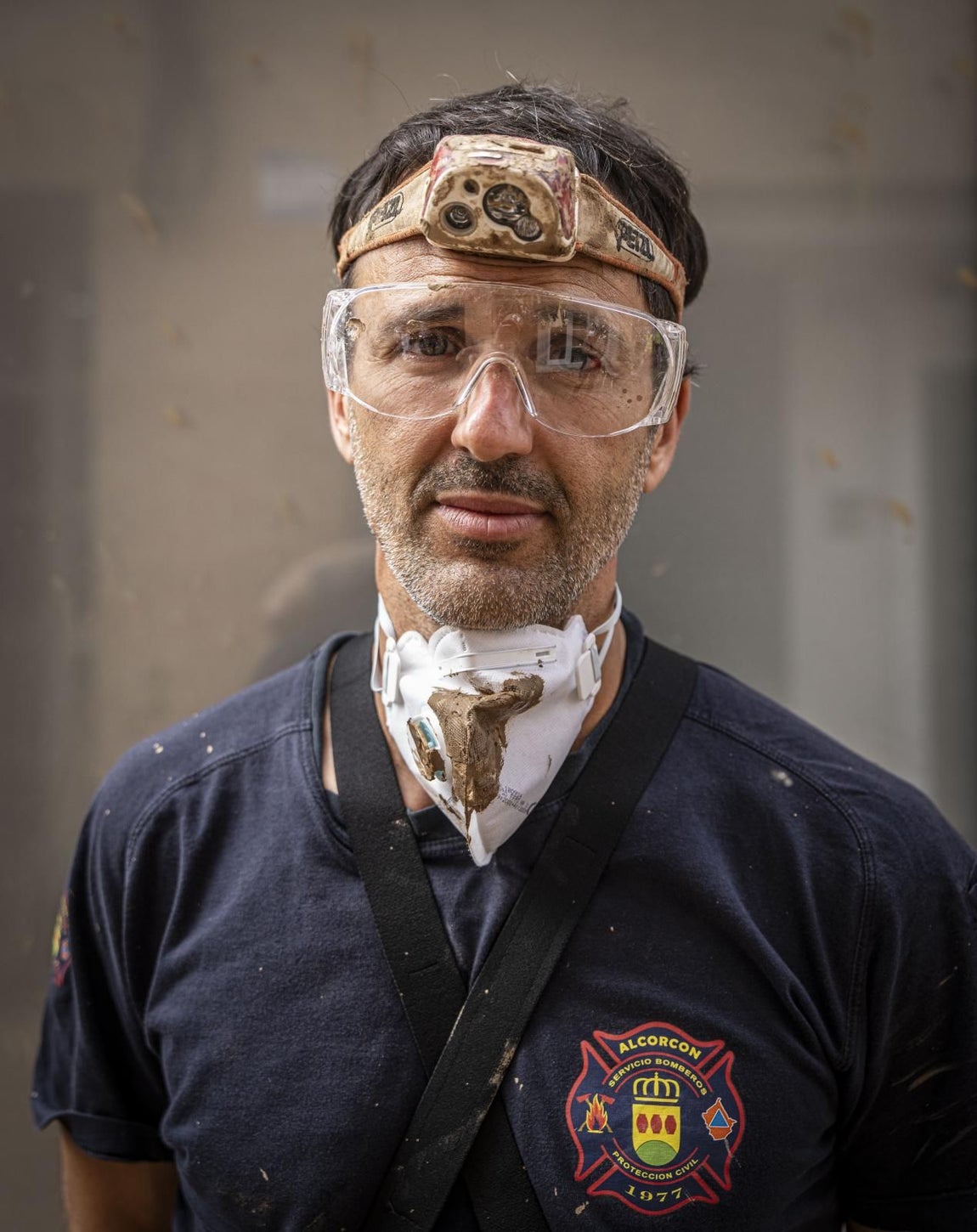 Javier García. Cuerpo de bomberos de Alcorcón. 44 años. Moralzarzal (Madrid). Cuando vio la magnitud de la catástrofe, coordinó un grupo de voluntarios para venir a ayudar. Lleva aquí desde el día 7 con dos camiones de bomberos, una ambulancia y un todoterreno. «Al final nuestros responsables buscan más la foto que arreglar las cosas», lamenta. Él y su equipo, junto con 609 efectivos de la UME, se alojan en el Calderona Wellness, el centro de alto rendimiento de la familia del empresario desaparecido en la riada Jose Luis Marín.