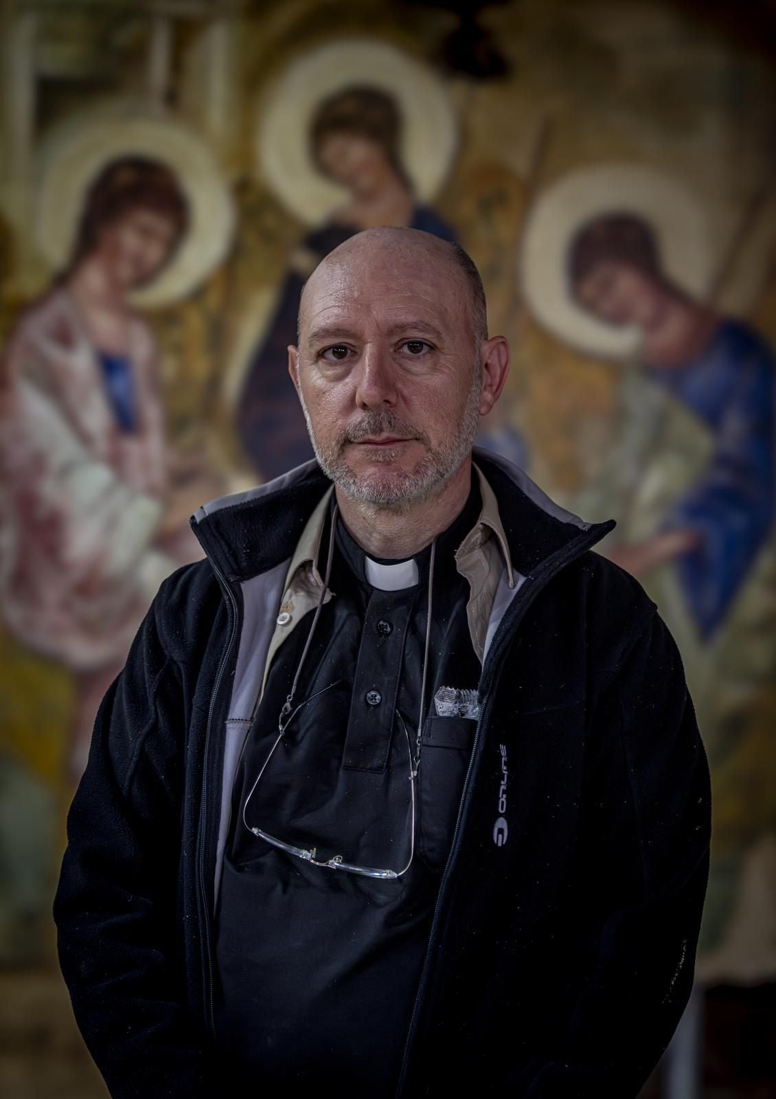 José Vicente Alberola. Párroco de las iglesias María Madre y Nuestra Señora del Pilar. 57 años. Alicante. Agradece la ayuda de los voluntarios que llegan a Catarroja a diario. Gracias a ellos, en la de María Madre se pudo limpiar todo el miércoles y el jueves empezaron a repartir alimentos y agua. Allí han sacado la imagen de la Virgen María a la calle y la gente le reza cuando va a por comida. Pero la prioridad de los vecinos es acabar con el lodo: «Estamos todavía en modo emergencia. El primer día la gente solo pensaba en sobrevivir, ahora en sacar barro».