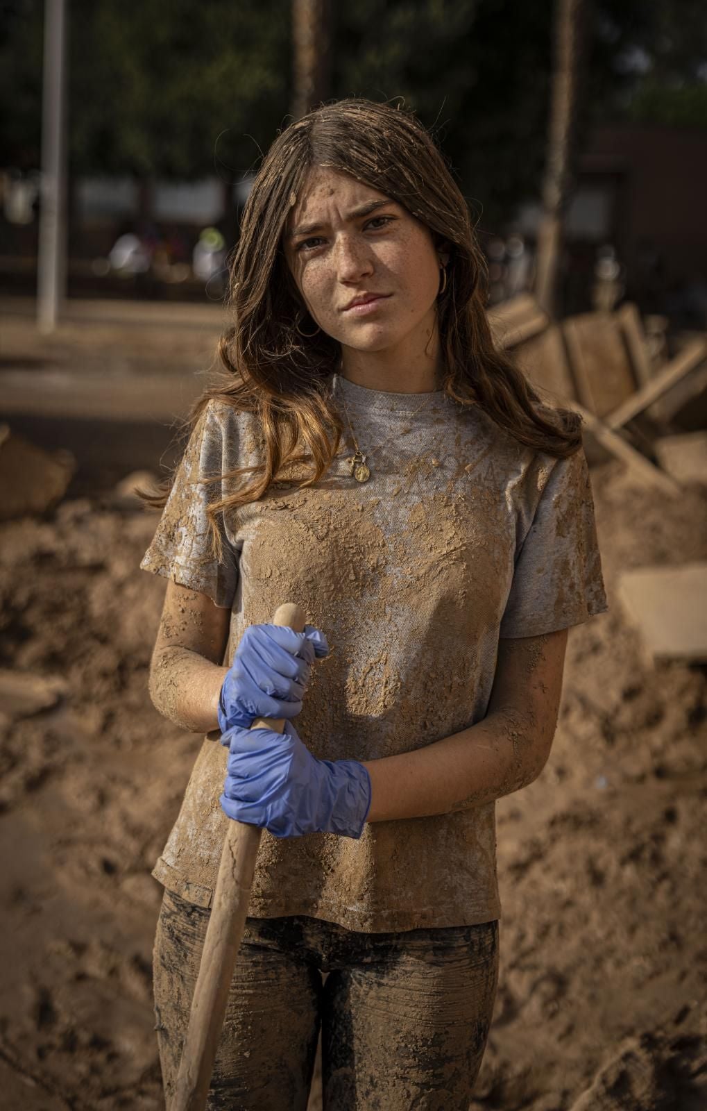 Nati Díaz. Estudiante de 4º de la ESO. Valencia. Cubierta de barro hasta las cejas, esta joven voluntaria lleva en Catarroja quitando lodo cuatro días: «La situación aquí ha sido muy crítica, pero voy viendo avances desde el primer día hasta ahora». A Catarroja llega la maquinaria poco a poco, pero se va notando que todo mejora. «Las calles están más vacías y se pueden limpiar mejor», afirma. Aún así, dice que todavía queda mucho por hacer y que se necesitan más efectivos.