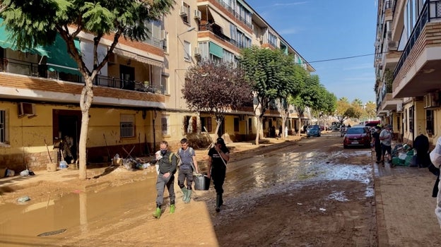 Imagen después - La calle Masanasa, del barrio Orba o Parque Alcosa, estaba llena de fango y coches arrastrados por la riada el sábado 2 de noviembre y ha sido limpiada durante esta semana.