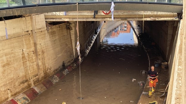 Imagen después - En el túnel entre Benetúser y Alfafar había una montaña de coches atrapados por la riada el 2 de noviembre. Aunque ha sido limpiado una semana después, todavía queda agua por retirar.