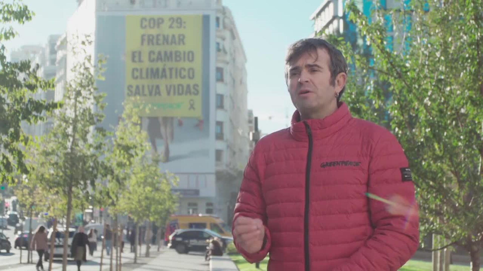 Greenpeace despliega en el centro de Madrid una pancarta contra el cambio climático