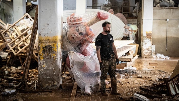 Fernando López en su taller, arrasado por la DANA