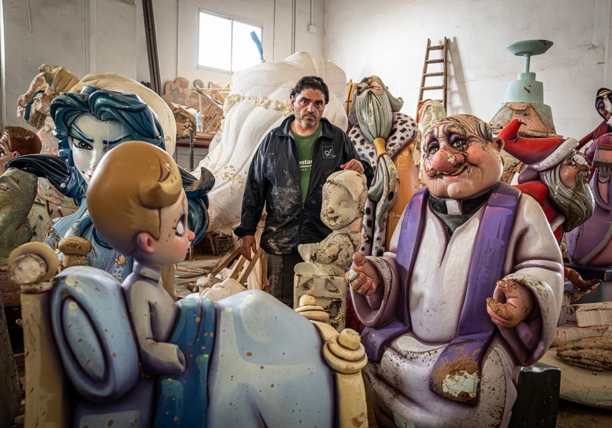 Pedro Santaeulalia en su taller, ubicado en la localidad de Benetúser