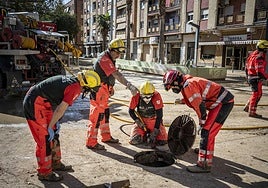 El peligro de epidemias se oculta en el fango de las alcantarillas