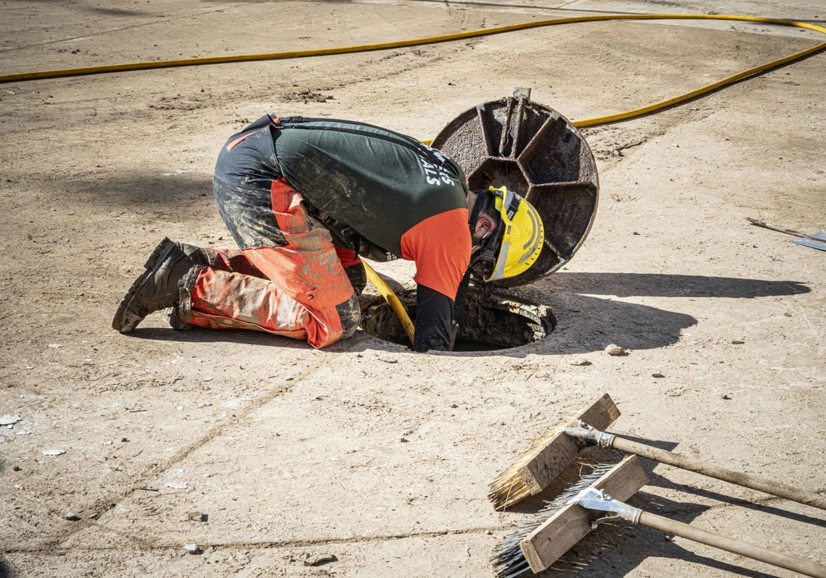 Bomberos revisan en Catarroja el estado del alcantarillado