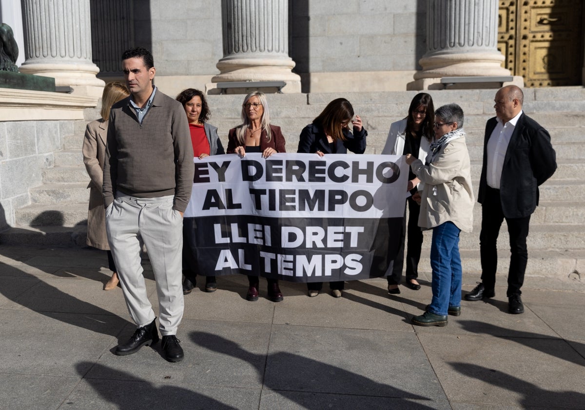 El activista y víctima de abusos sexuales en la Abadia de Montserrat, Miguel Hurtado, junto a la diputada del PSC en el Congreso de los Diputados, Alba Soldevilla, y la diputada del PSC en el Parlament catalán, Judith Alcalà, que junto a Raquel Sans (ERC) y Susana Segovia (Comuns) defenderán en el pleno que celebra el Congreso la imprescriptibilida de los abusos