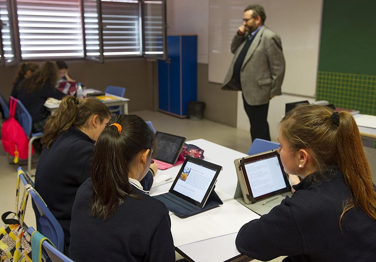 Alumnos en clase con tabletas