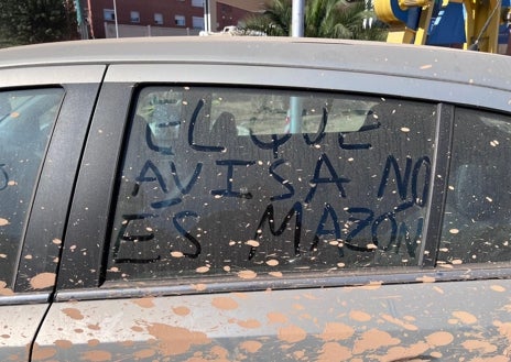 Imagen secundaria 1 - Los coches que todavía no han sido retirados de la zona cero se han convertido estos días en improvisados lienzos en el que voluntarios y afectados plasmados sus denuncias y reclamaciones