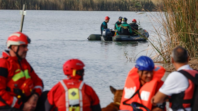 Efectivos del Grupo Especial de Actividades Subacuáticas de la Guardia Civil (GEAS) y de la UME trabajan en labores de rastreo en la Albufera (Valencia)