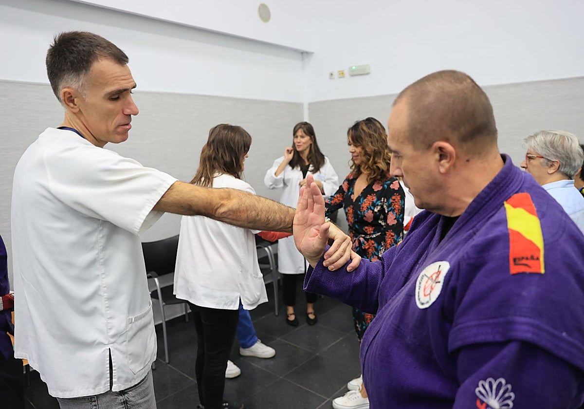 Personal sanitario participa en cursos de defensa personal en un centro de salud de Madrid