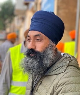 Imagen secundaria 2 - Arriba, la frutería de Sedaví donde la comunidad sij reparte verduras y frutas gratuitas a la població. Debajo, un momento de la comida antes de comenzar el trabjao. En la última foto, Amrik Singh, el sij de Llançà (Gerona) que ha dejado sus negocios para ayudar en Valencia. Antes estuvo también en Ucrania.