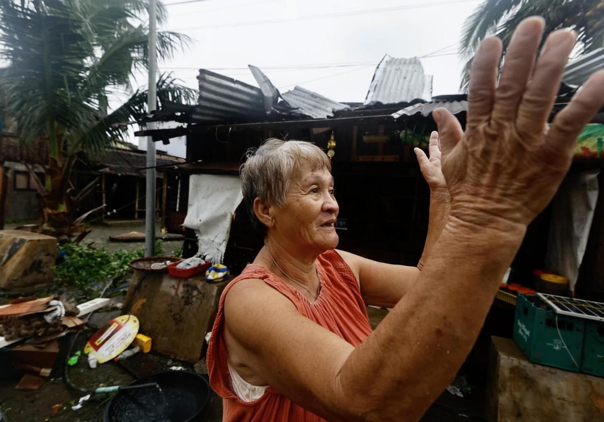 Mujer tras el paso de un fuerte temporal en Filipinas