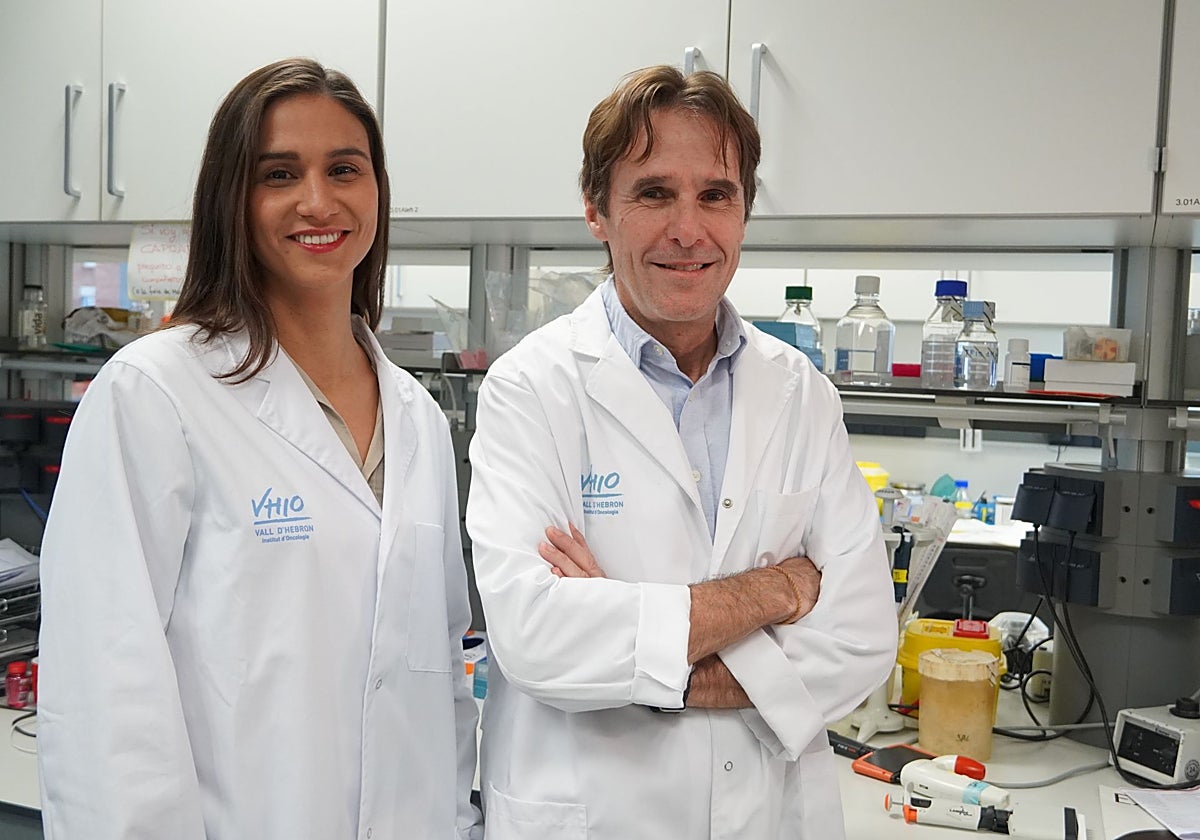 EL doctor Joaquín Arribas junto a la doctora Macarena Román, investigadora postdoctoral del Grupo de Factores de Crecimiento del VHIO y primera autora del estudio.