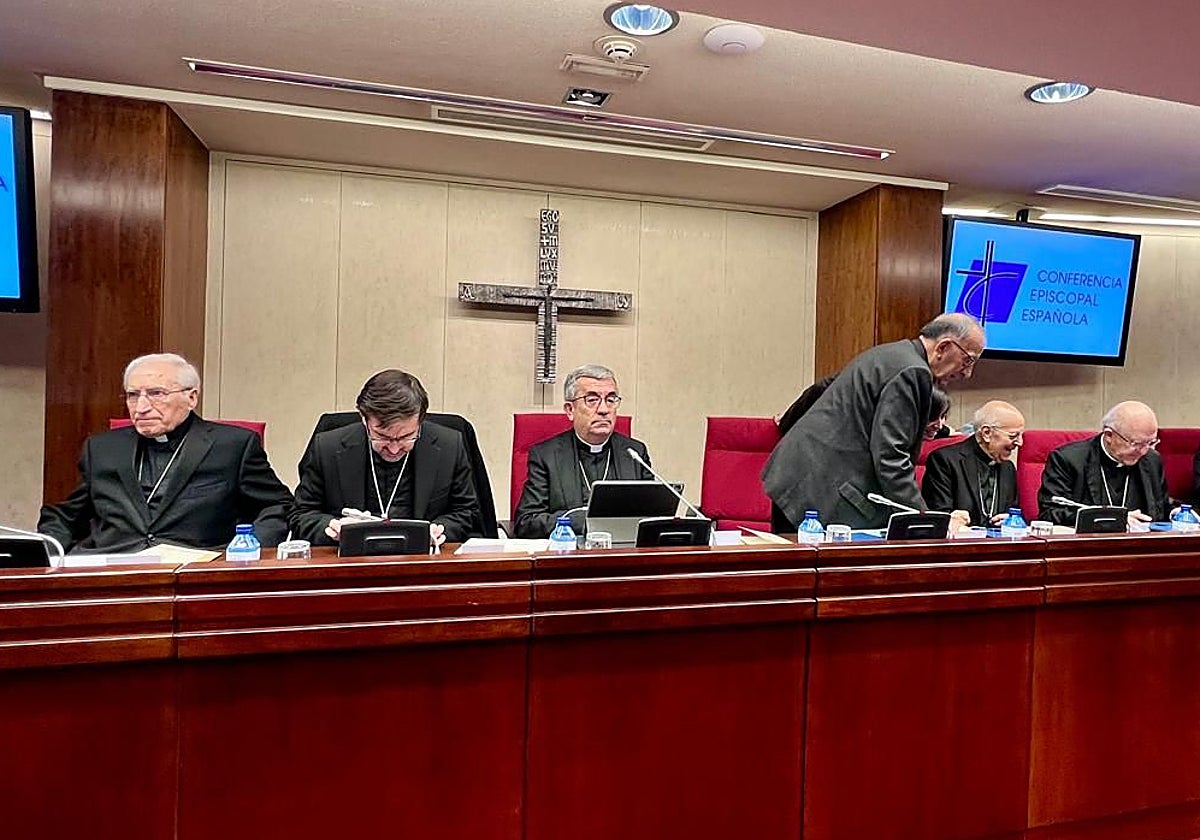 Luiz Argüello, tercero por la izquierda, rodeado de los cardenales Rouco, Cobo, Omella, Blázquez y Osoro, momentos antes de comenzar la Asamblea Plenaria