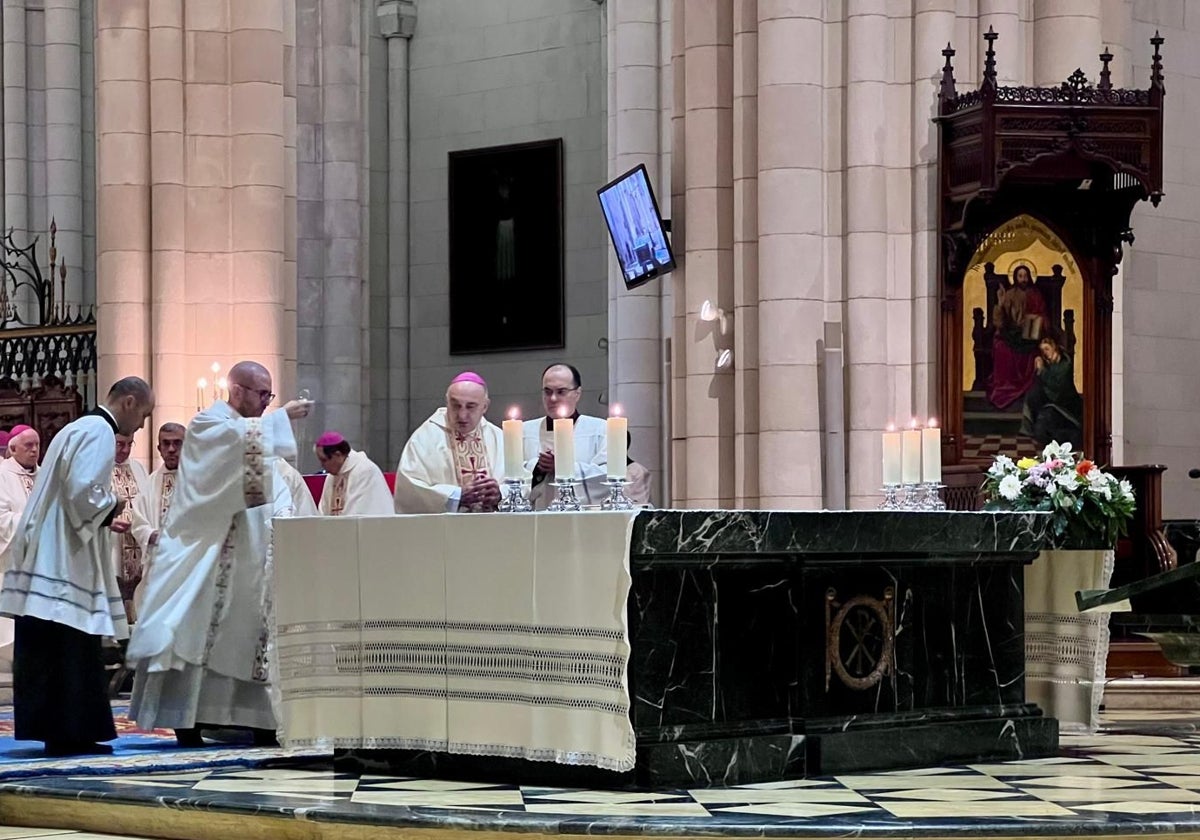 Monseñor Enrique Benavent en un momento de la celebración en la catedral de la Almudena