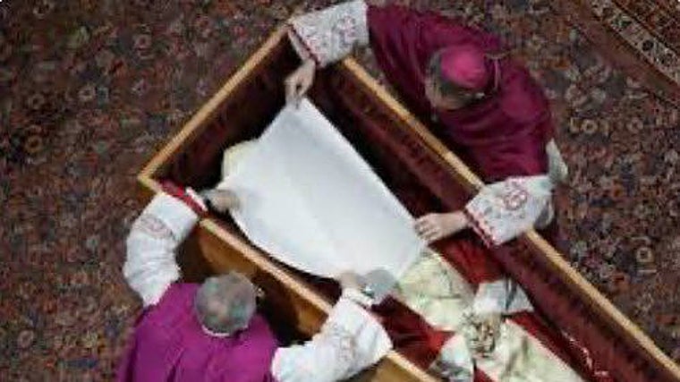 Momento en el que se cubre el rostro del cadáver del Papa Benedicto XVI antes de cerrar el atáud