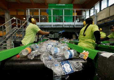 España implantará un sistema para devolver botellas de plástico a cambio de dinero