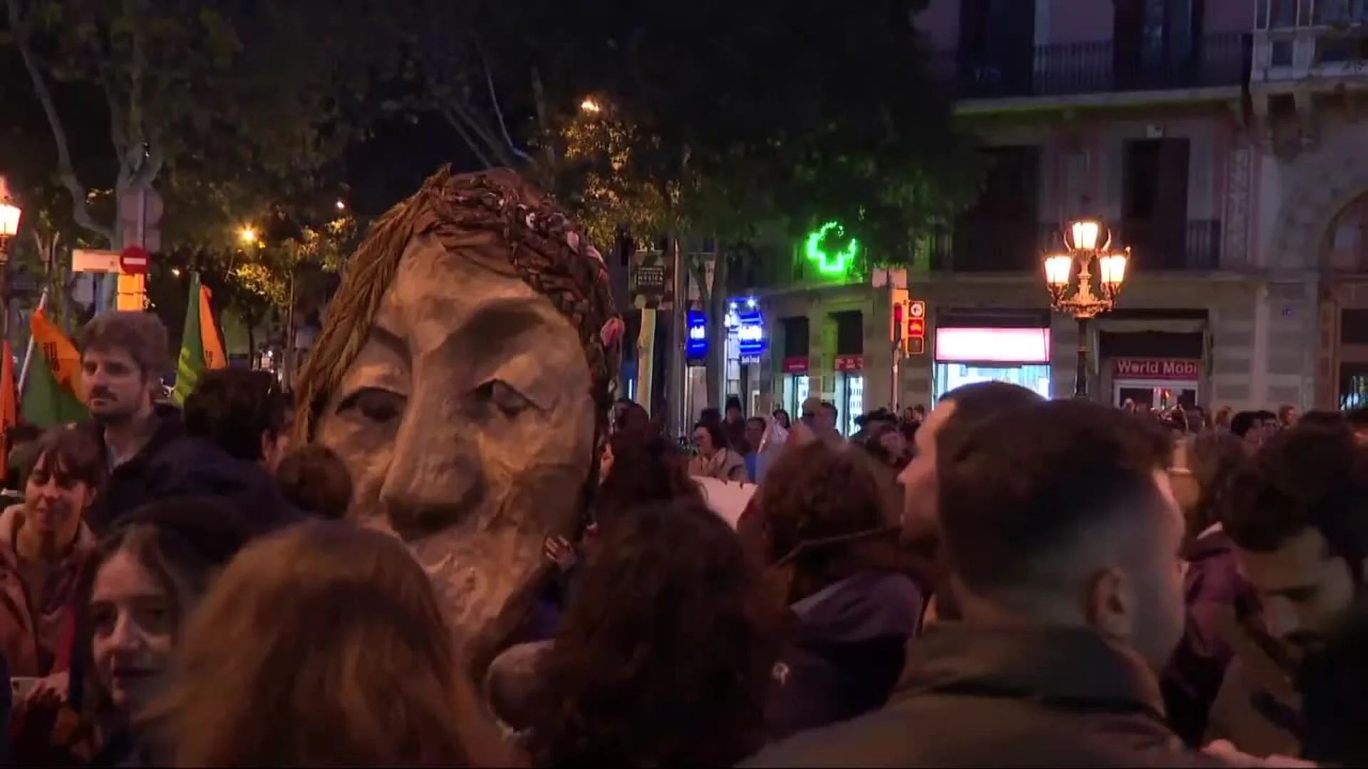 Miles de personas protestan por el derecho a la vivienda en Barcelona