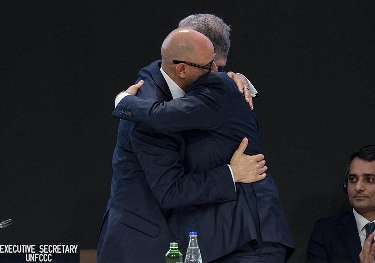 El jefe climático de la ONU, Simon Stiell, abraza al presidente de la COP29, Mukhtar Babayev